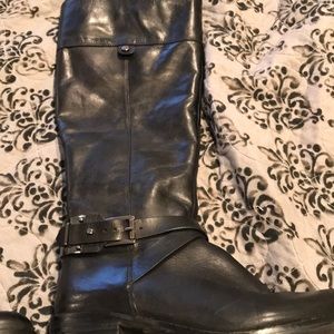 Black leather Vince Camuto boots